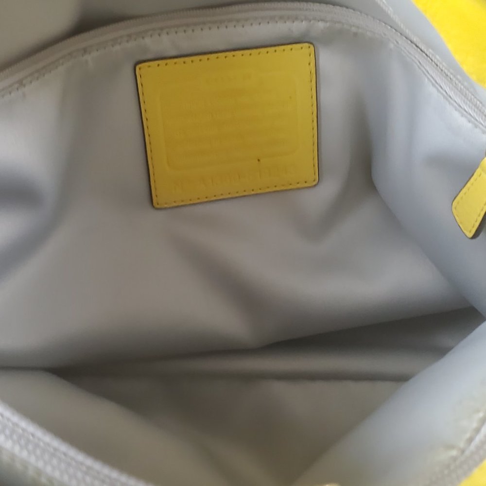 AUTHENIC YELLOW LEATHER COACH PURSE - Picture 6 of 6
